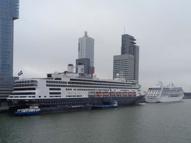 Cruiseschip ms Nautica van Oceania Cruises aan de Cruise Terminal Rotterdam